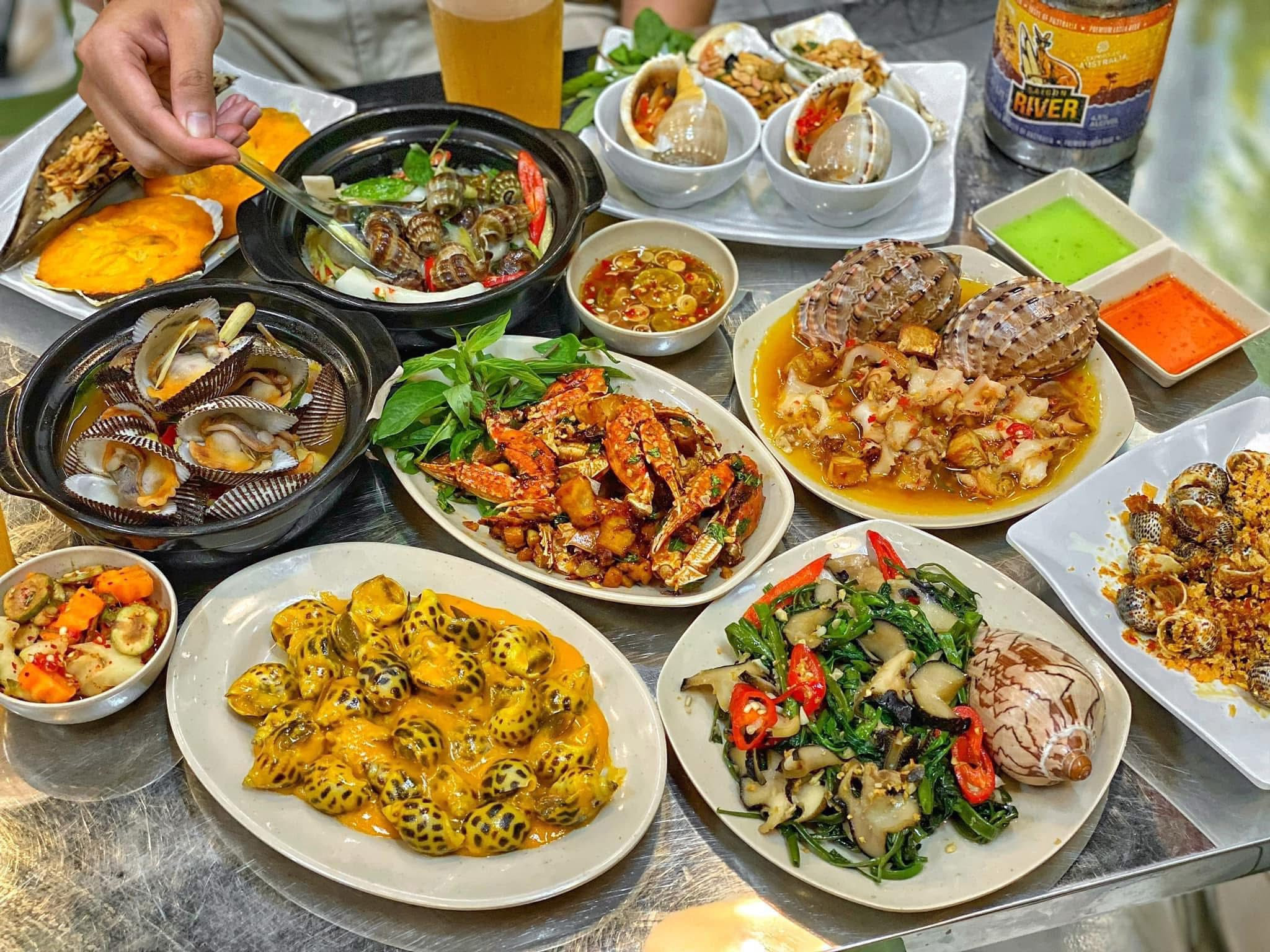 Menu món các món từ hải sản tươi ngon, đa dạng, mang hương vị chế biến từ miền Nam đậm đà, khó quên